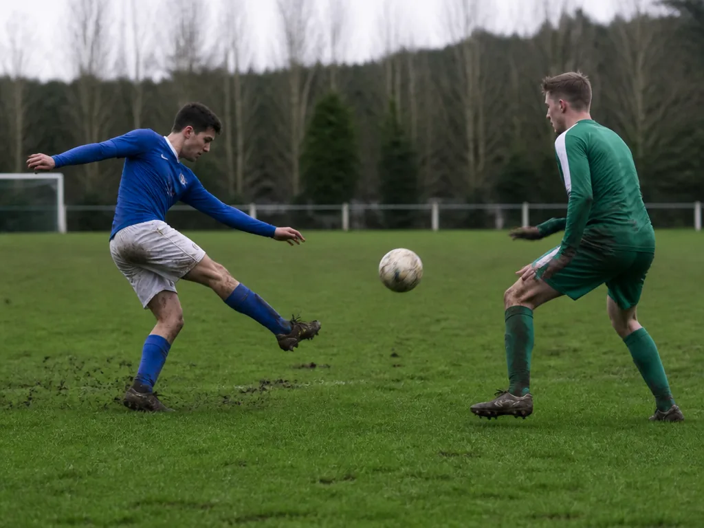 Arbitre signalant un hors-jeu pendant un match de football