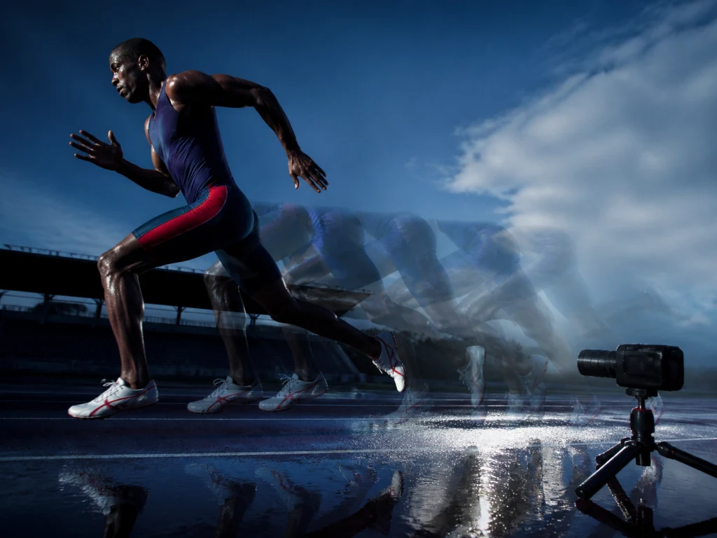 Athlète analysant au ralenti vidéo son geste sportif sur tablette